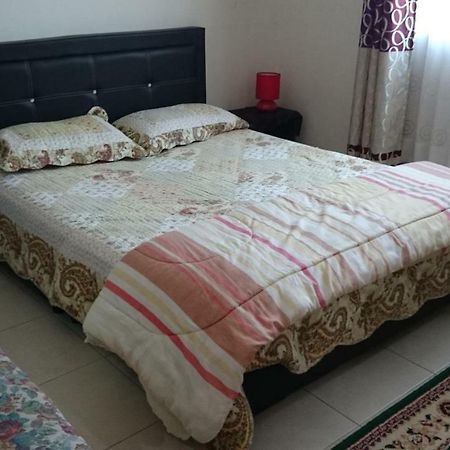 Kenanga Homestay Nilai Esterno foto