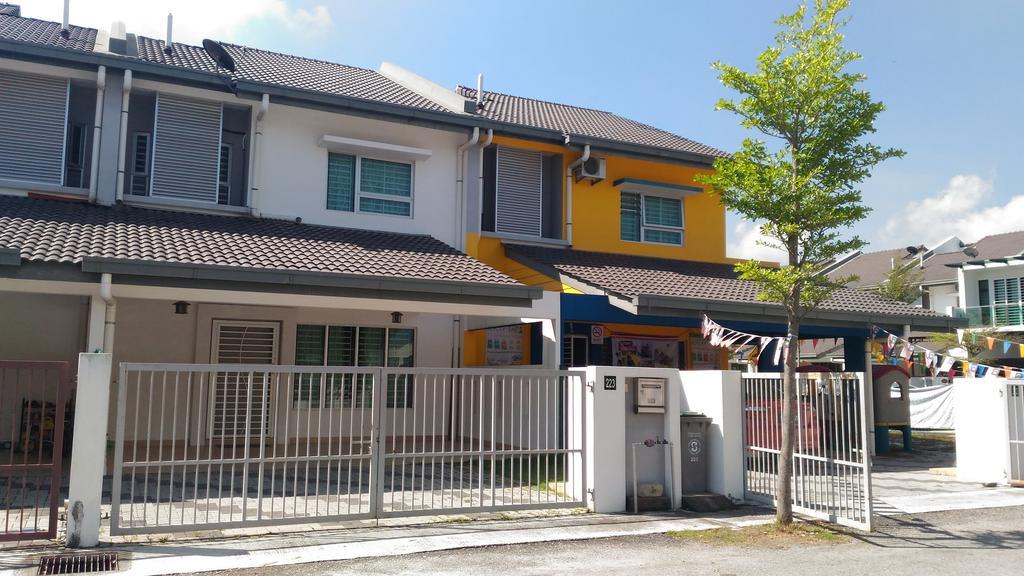 Kenanga Homestay Nilai Esterno foto