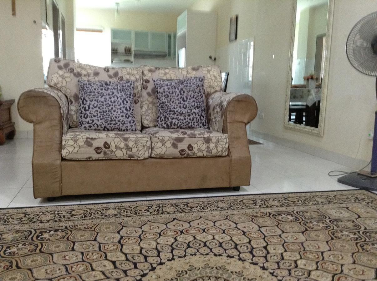 Kenanga Homestay Nilai Esterno foto