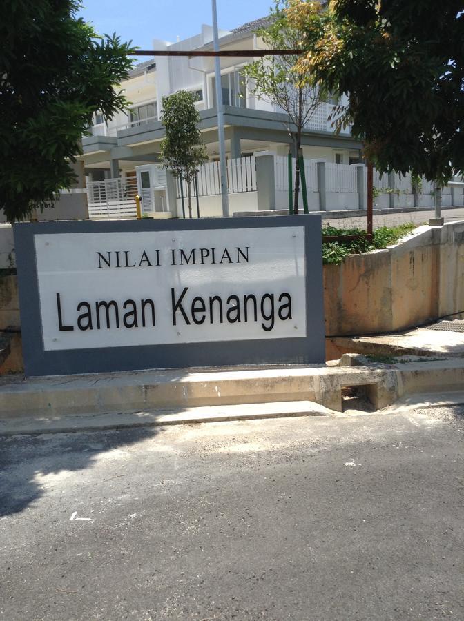 Kenanga Homestay Nilai Esterno foto