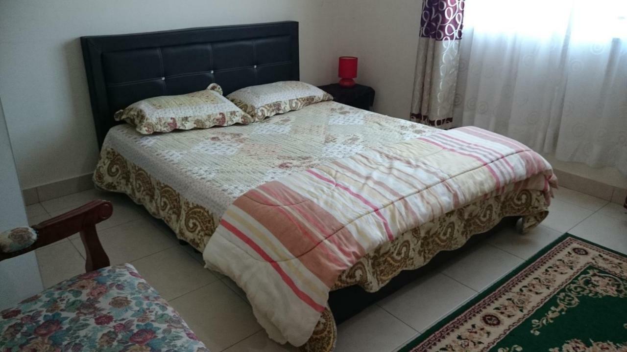 Kenanga Homestay Nilai Esterno foto